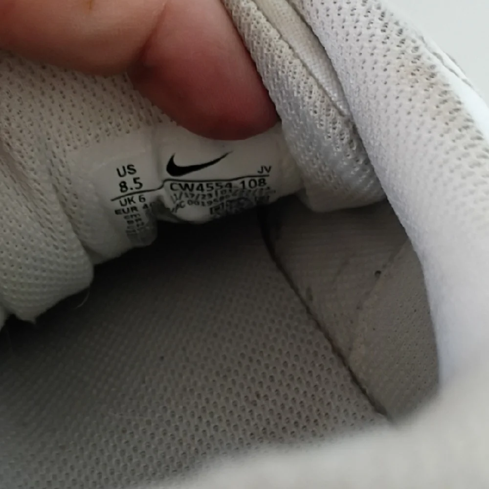 the Nike Air Max SC sneaker Women's White and Gray Sneakers size 8.5